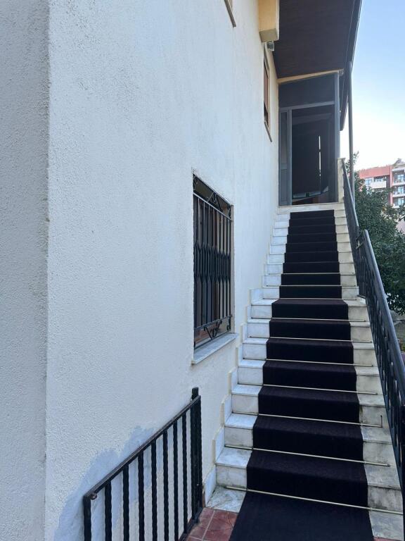 Fabrika e Miellit Apartament 2+1+  2 poste parkimi. Jepet me qera kati i dyte i nje vile private me hyrje te dedikuar.
