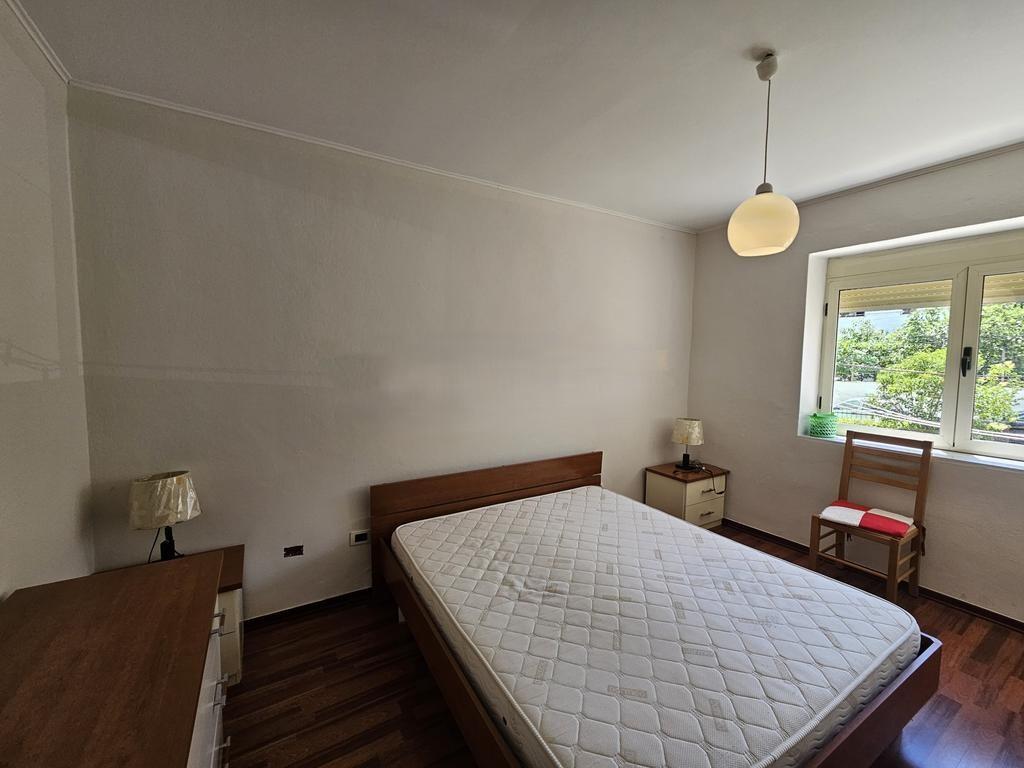 Shitet apartamnt 2+1 ne Rrugen Ali Visha , prane Ambasades Amerikane !