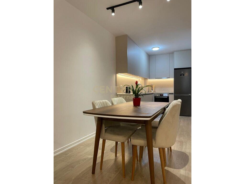 Shitet apartamant 1+1+ studio tek Shkolla Osman Yderizi!