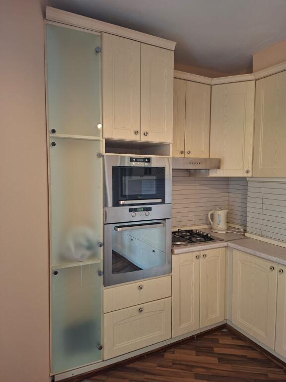 Jepet me qira apartament 2+1, 105 m² – Yzberisht, përballë Gega Oil