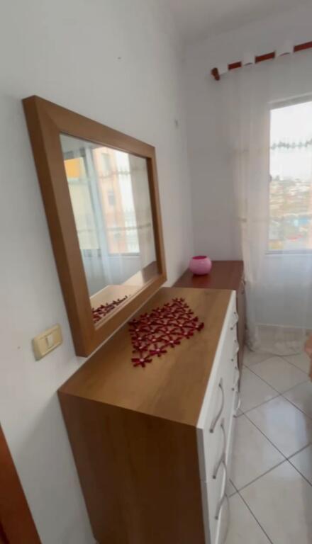 Shitet apartament 1+1 në zonën e Pallateve Çabej