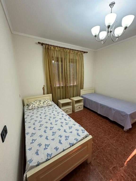 Fabrika e Miellit Apartament 2+1+  2 poste parkimi. Jepet me qera kati i dyte i nje vile private me hyrje te dedikuar.