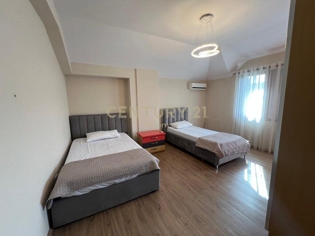 Jepet me qira kat vile 2+1+2 pranë Liqenit të Tiranës