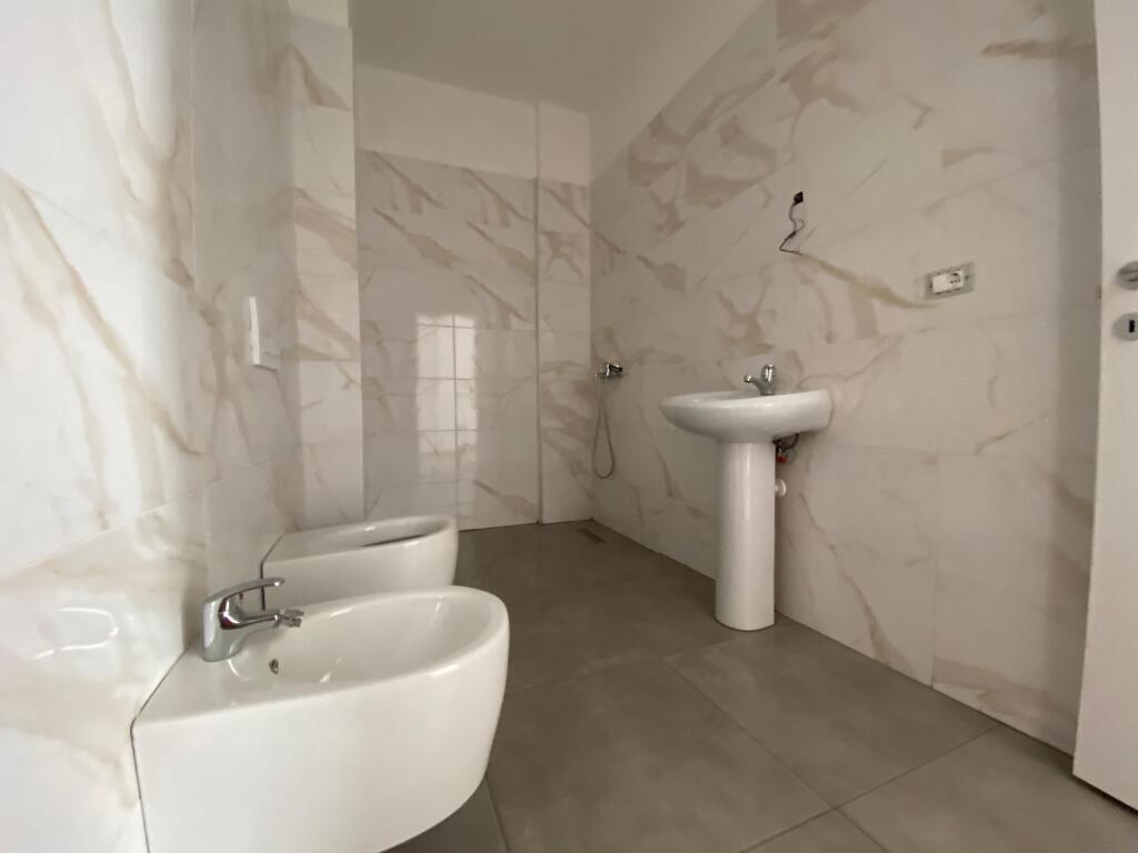 Tirane, affittasi dal Proprietario, senza commissione appartamento 1+1+Annesso+Balcone Piano 1, 70 m²  (nuovo viale complesso Avid)
