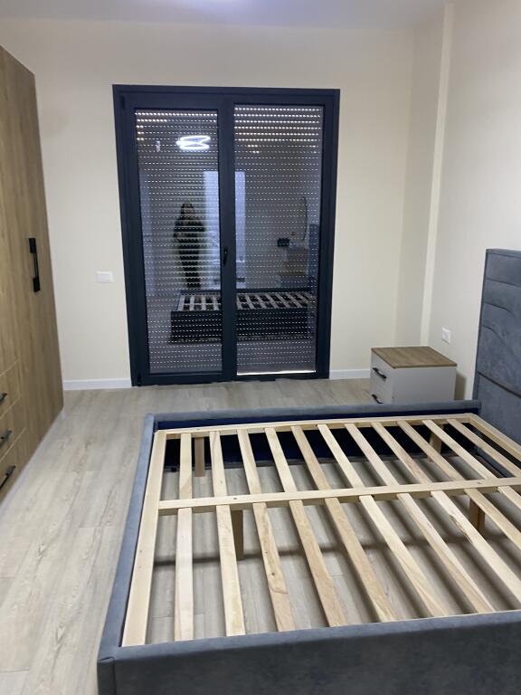 2+1,i mobiluar per here te pare,liqeni i thate,1300 euro me parkim