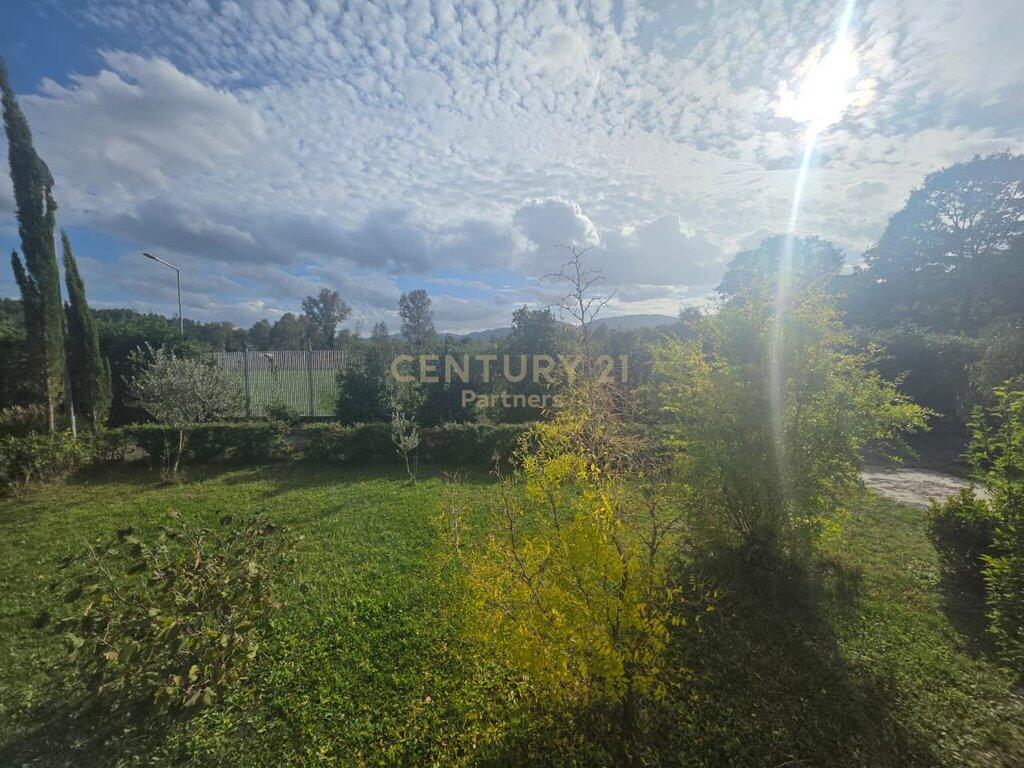 🏡 Villetta su 3 piani in vendita a Baldushk – Oasi di tranquillità e potenziale