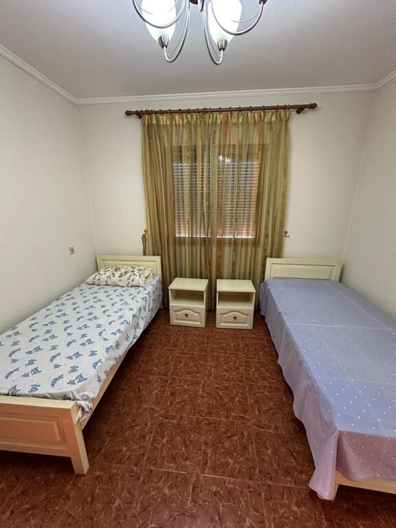 Fabrika e Miellit Apartament 2+1+  2 poste parkimi. Jepet me qera kati i dyte i nje vile private me hyrje te dedikuar.