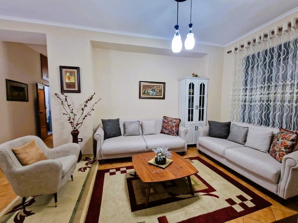 Jepet me qira apartament 2+1+2 te Shallvaret, buze rrugës kryesore!