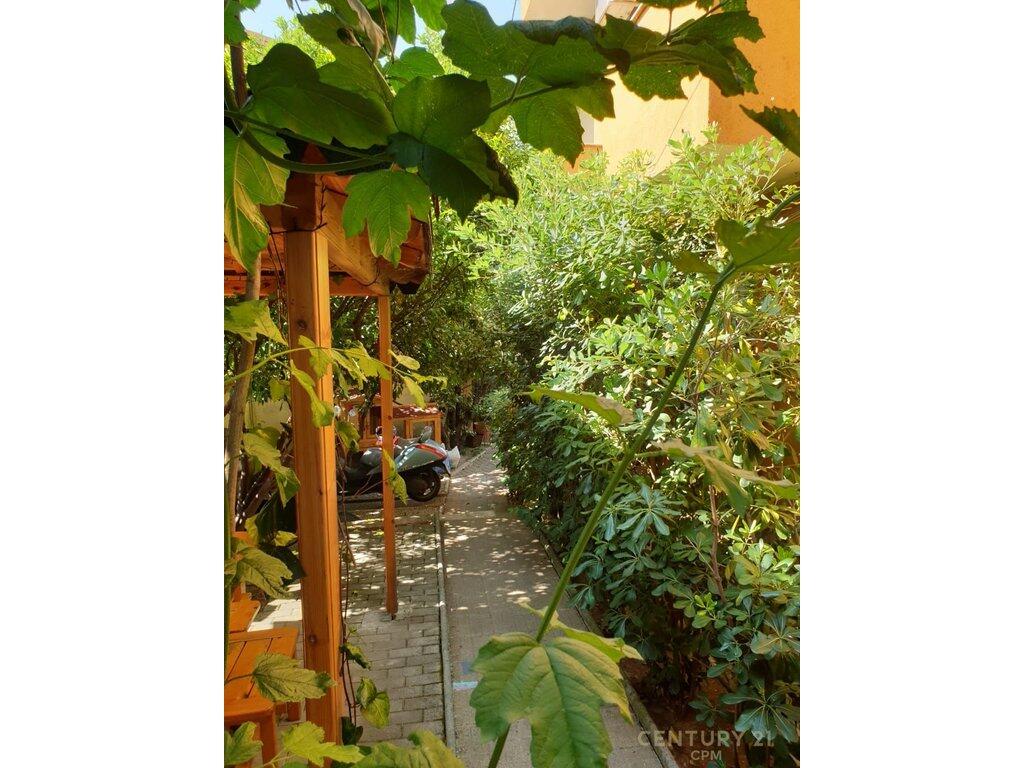 JEPET ME QIRA KATI I PARE I NJE VILE 1+1 + POST PARKIMI DHE VERANDE 650 € /Muaj