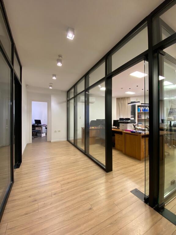 Jepet zyrë me qira – Qendër, pranë Bulevardit Zogu i Parë