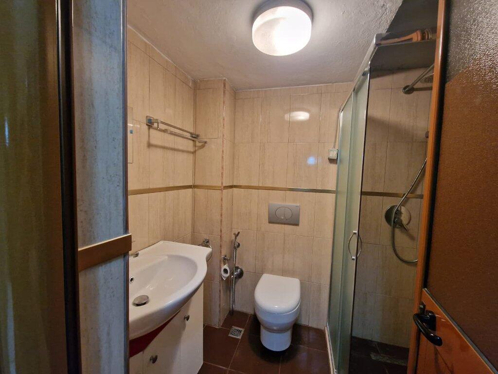 🏠 Jepet me qira apartament 2+1+2 në zonën e Shallvareve, buzë rrugës kryesore!