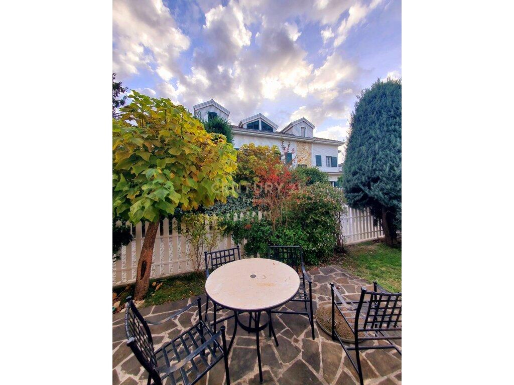 TEG, Vilë 3-katëshe me qira në Garden Villas