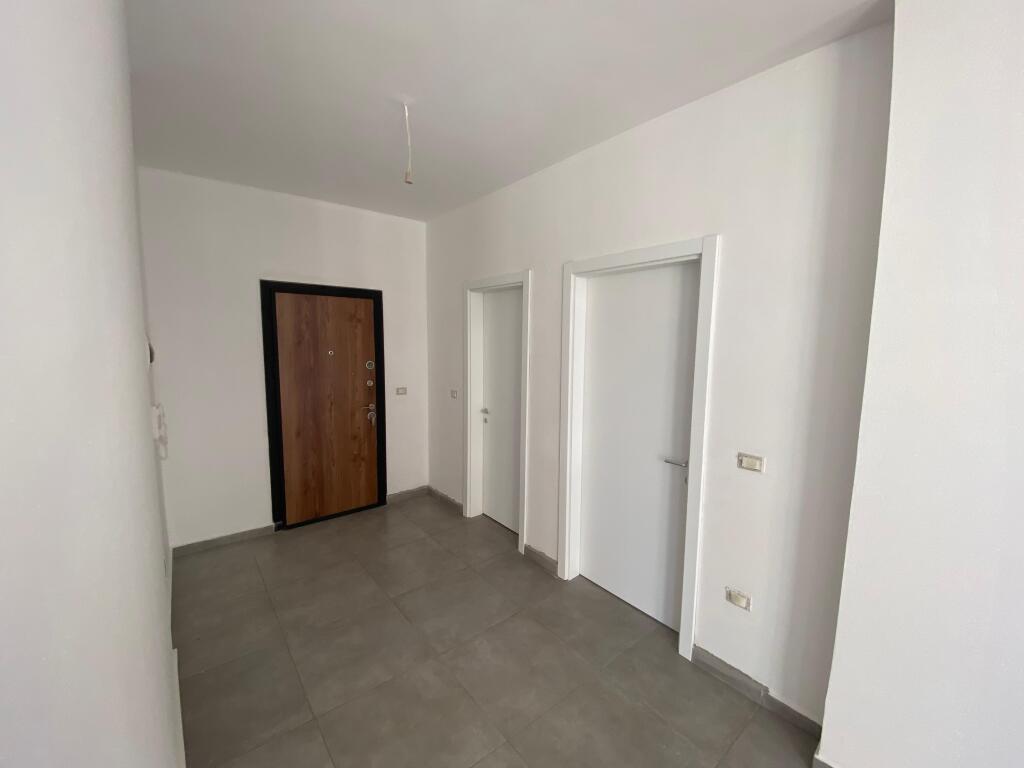 Tirane, affittasi dal Proprietario, senza commissione appartamento 1+1+Annesso+Balcone Piano 1, 70 m²  (nuovo viale complesso Avid)
