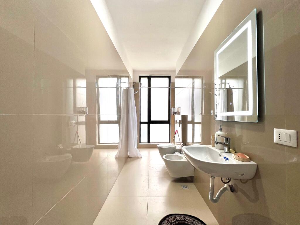 Jepet Me Qera: 1+1 &Ballkon +Post Parkimi 📍Bulevardi i Ri - Kompl. i 2025 (Rr. Filip Jano) 100% i Ri | 65,000Leke/Muaj