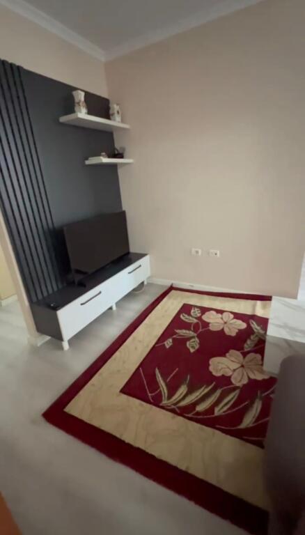 Shitet apartament 1+1 në zonën e Pallateve Çabej