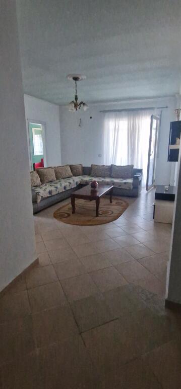 Apartament 2+1, Fresku!