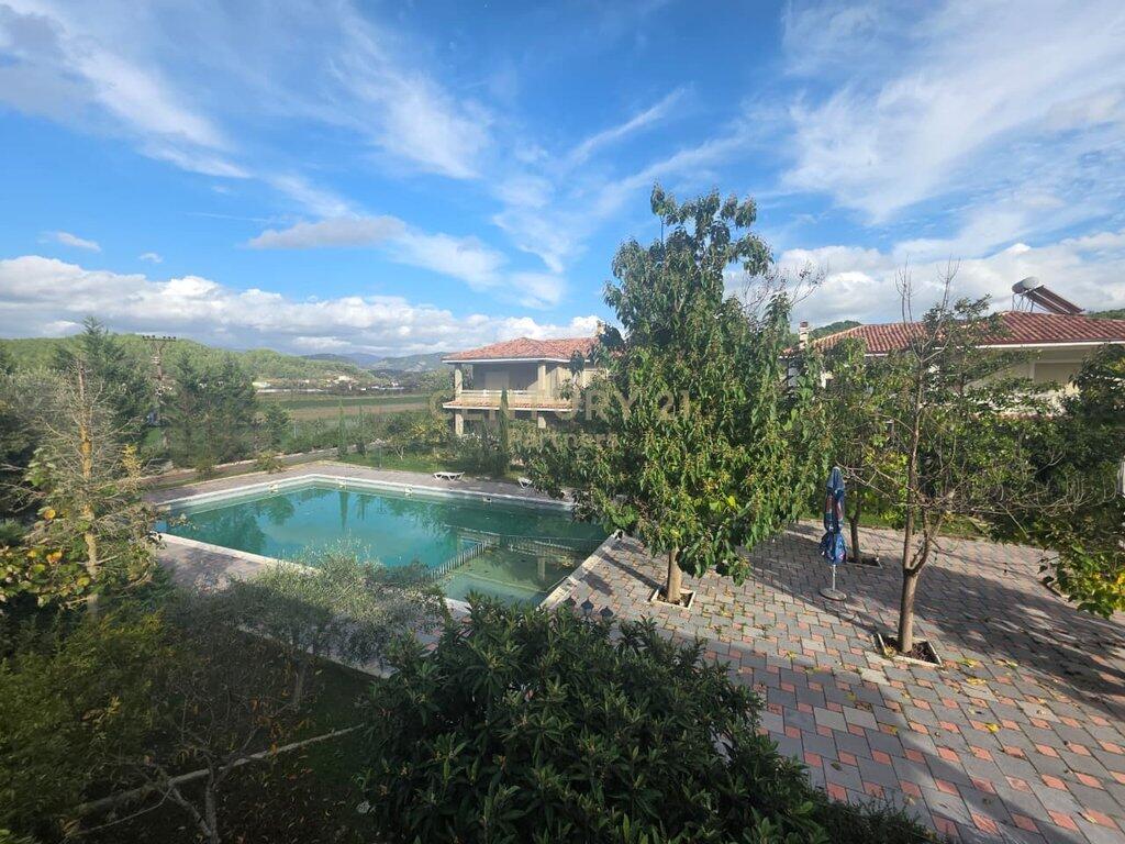 🏡 Villetta su 3 piani in vendita a Baldushk – Oasi di tranquillità e potenziale