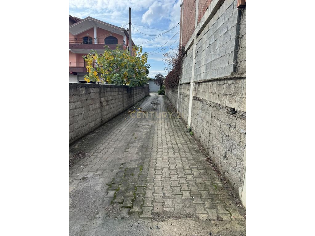 Vilë Me Qira prane Casa Italia, Tiranë - 2000€!
