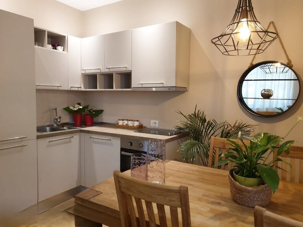 JEPET ME QIRA KATI I PARE I NJE VILE 1+1 + POST PARKIMI DHE VERANDE 650 € /Muaj