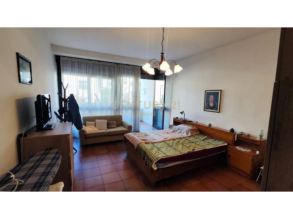 Apartament 4+1+2 per shitje prane rruges Myslym Shyri