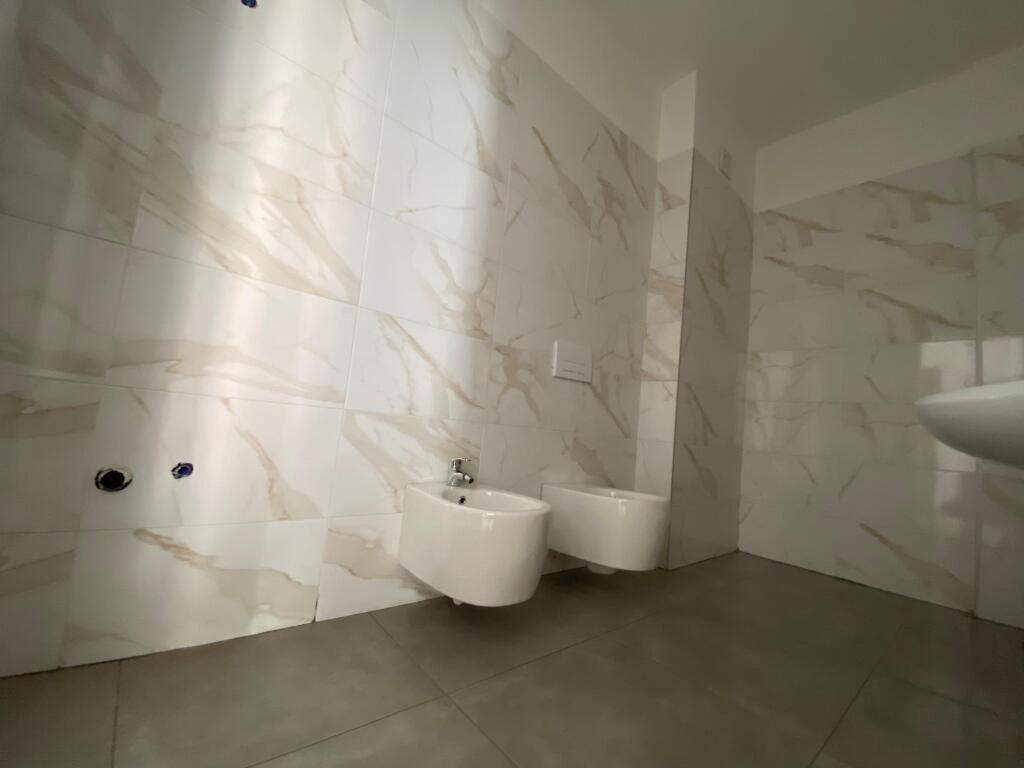 Tirane, affittasi dal Proprietario, senza commissione appartamento 1+1+Annesso+Balcone Piano 1, 70 m²  (nuovo viale complesso Avid)
