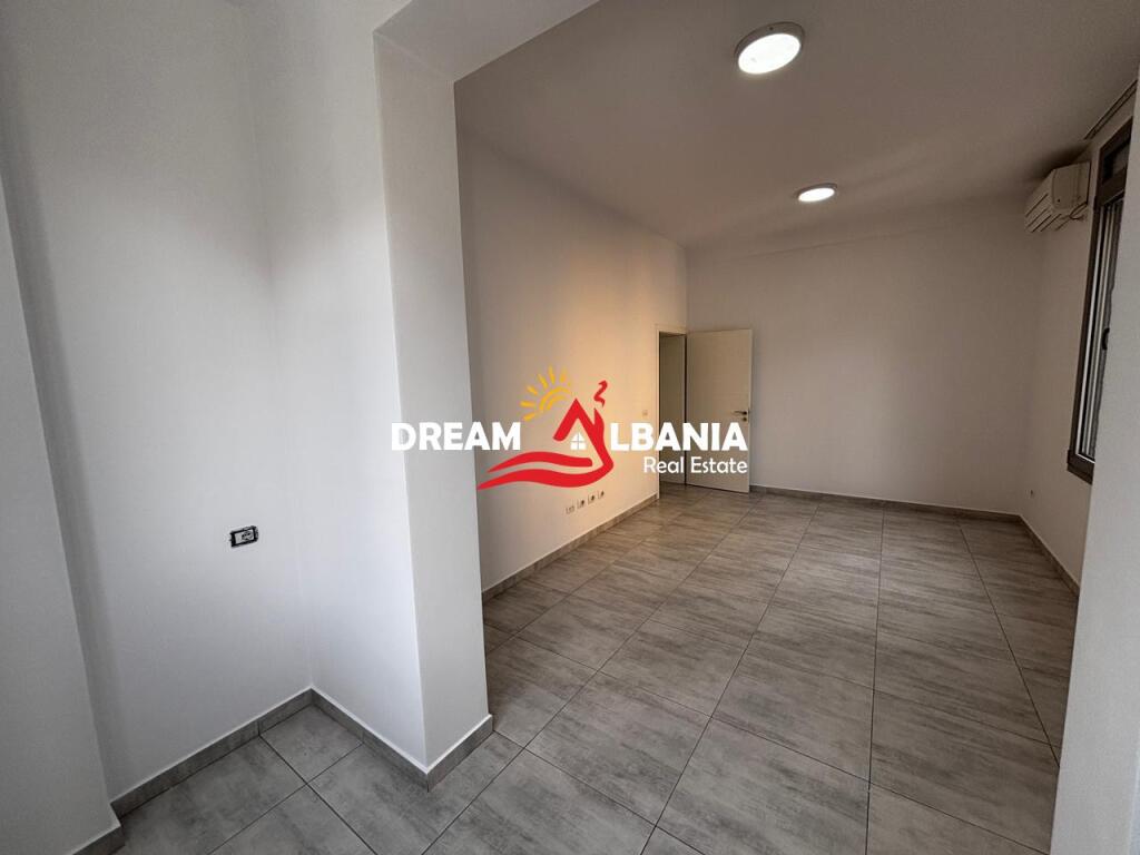 Zyre me qera tek Medreseja ( ID 42611375)