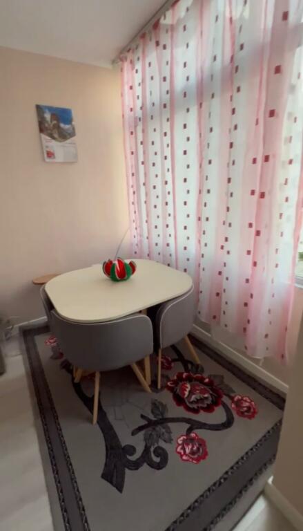 Shitet apartament 1+1 në zonën e Pallateve Çabej