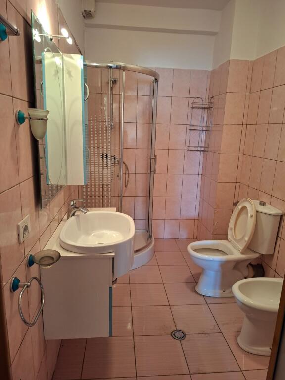 Jepet me qira apartament 2+1, 105 m² – Yzberisht, përballë Gega Oil