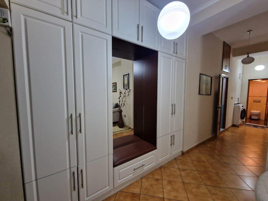 Jepet me qira apartament 2+1+2 te Shallvaret, buze rrugës kryesore! 900 € /Muaj