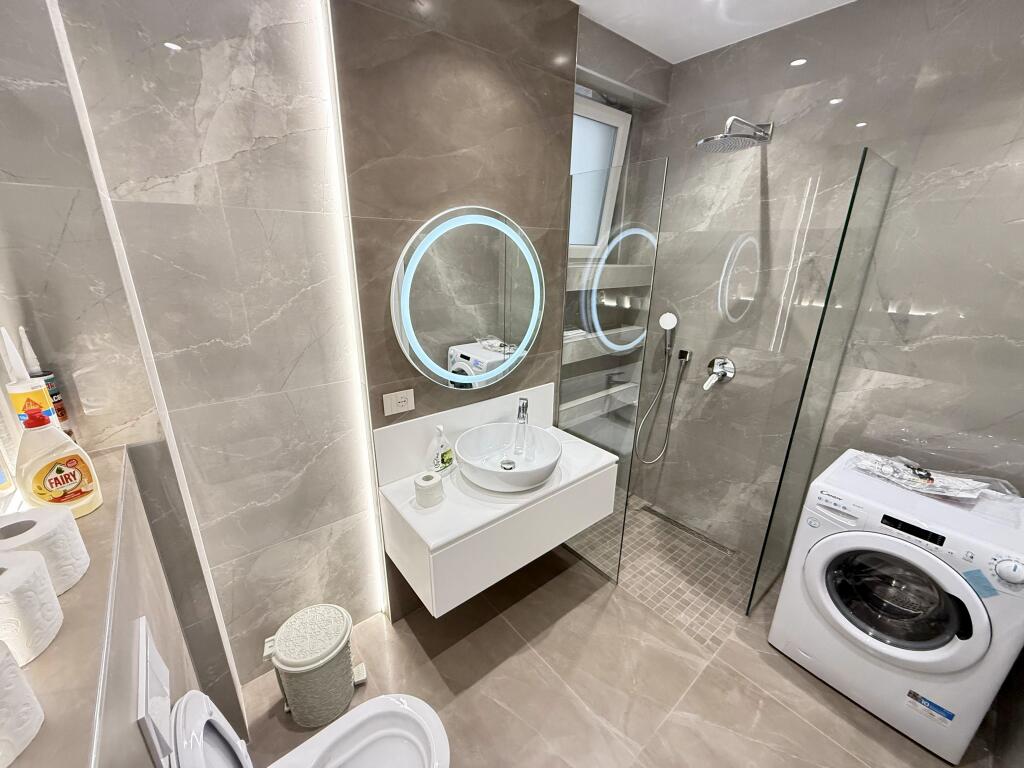 📣 QERA SUPER Apartament 2+1 Me 2 Tualete Dhe 2 Poste Parkimi 📍Kompleksi FZ, Liqeni i Thate ✨