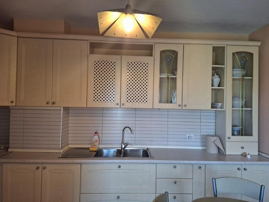 Jepet me qira apartament 2+1, 105 m² – Yzberisht, përballë Gega Oil