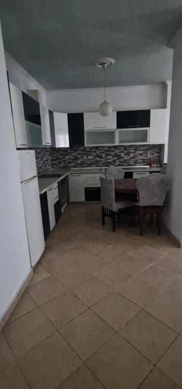 Apartament 2+1, Fresku!