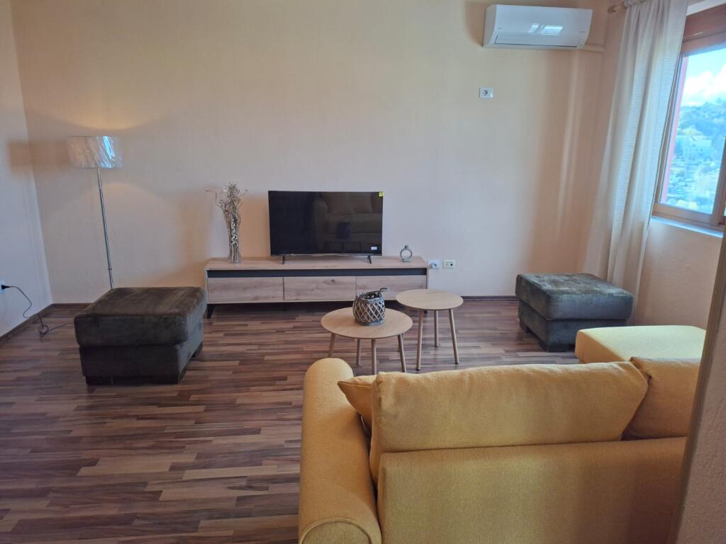 Jepet me qira apartament 2+1, 105 m² – Yzberisht, përballë Gega Oil