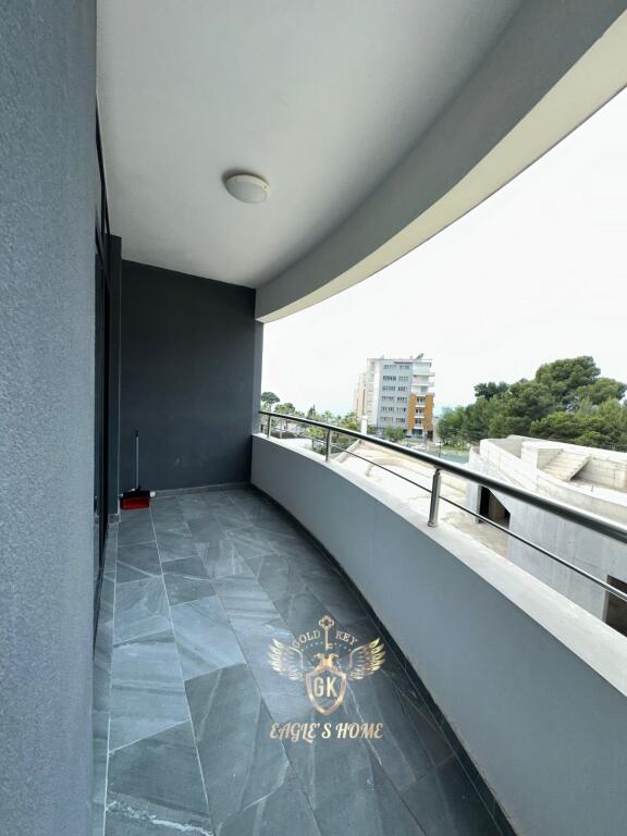 ME QIRA MOBILIM I RI PAMJE NGA DETI DHE VEND PARKIMI 2+1 WHITE HILL