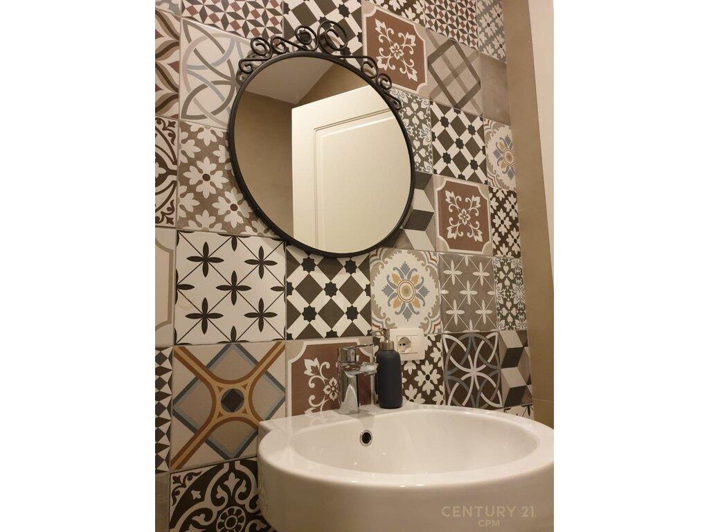 JEPET ME QIRA KATI I PARE I NJE VILE 1+1 + POST PARKIMI DHE VERANDE 650 € /Muaj