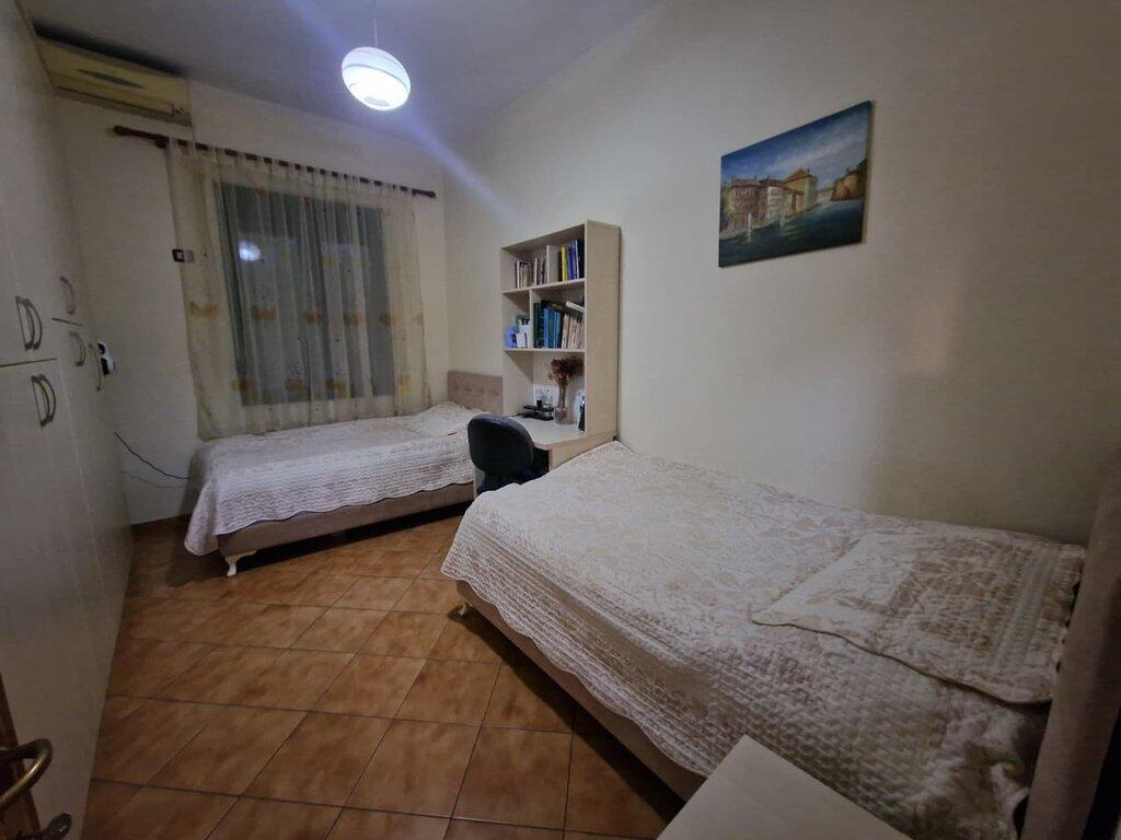 Jepet me qira apartament 2+1+2 te Shallvaret, buze rrugës kryesore! 900 € /Muaj