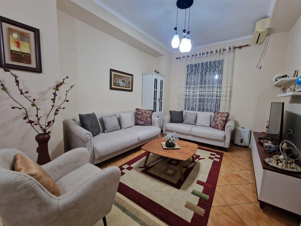 🏠 Jepet me qira apartament 2+1+2 në zonën e Shallvareve, buzë rrugës kryesore!