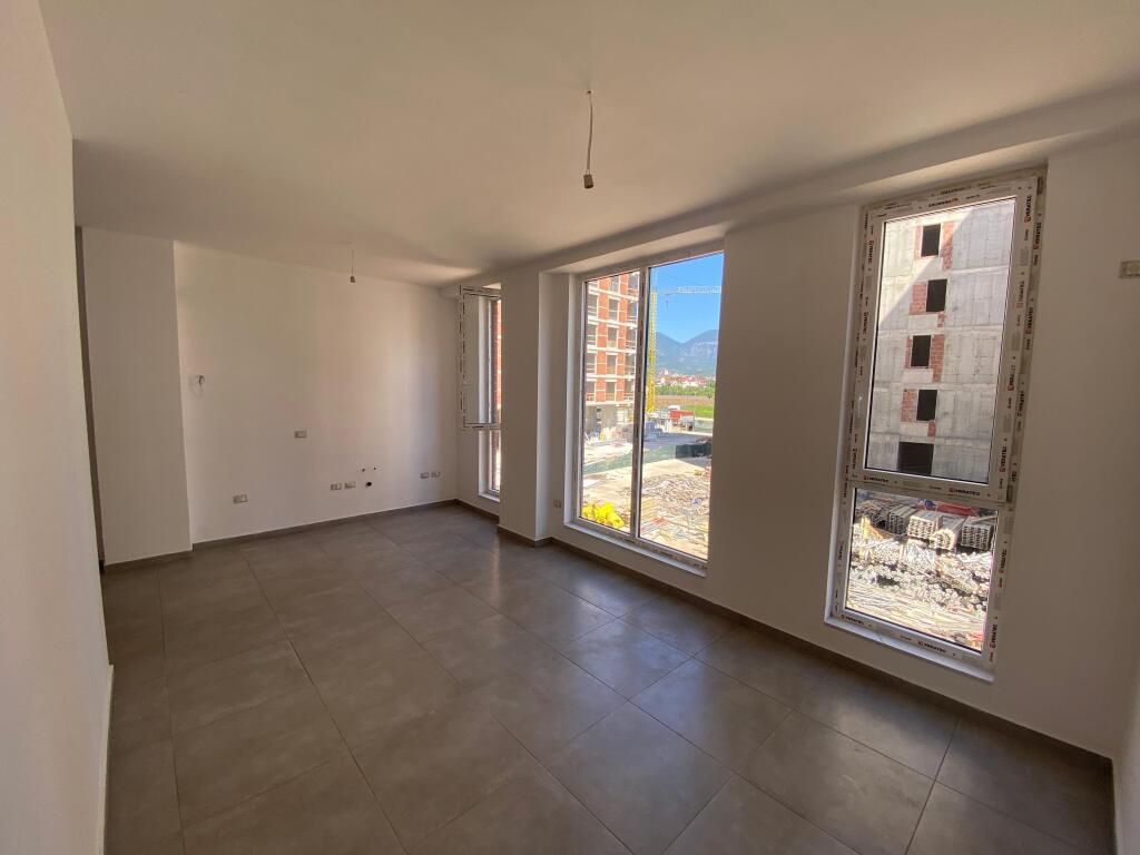 Tirane, affittasi dal Proprietario, senza commissione appartamento 1+1+Annesso+Balcone Piano 1, 70 m²  (nuovo viale complesso Avid)
