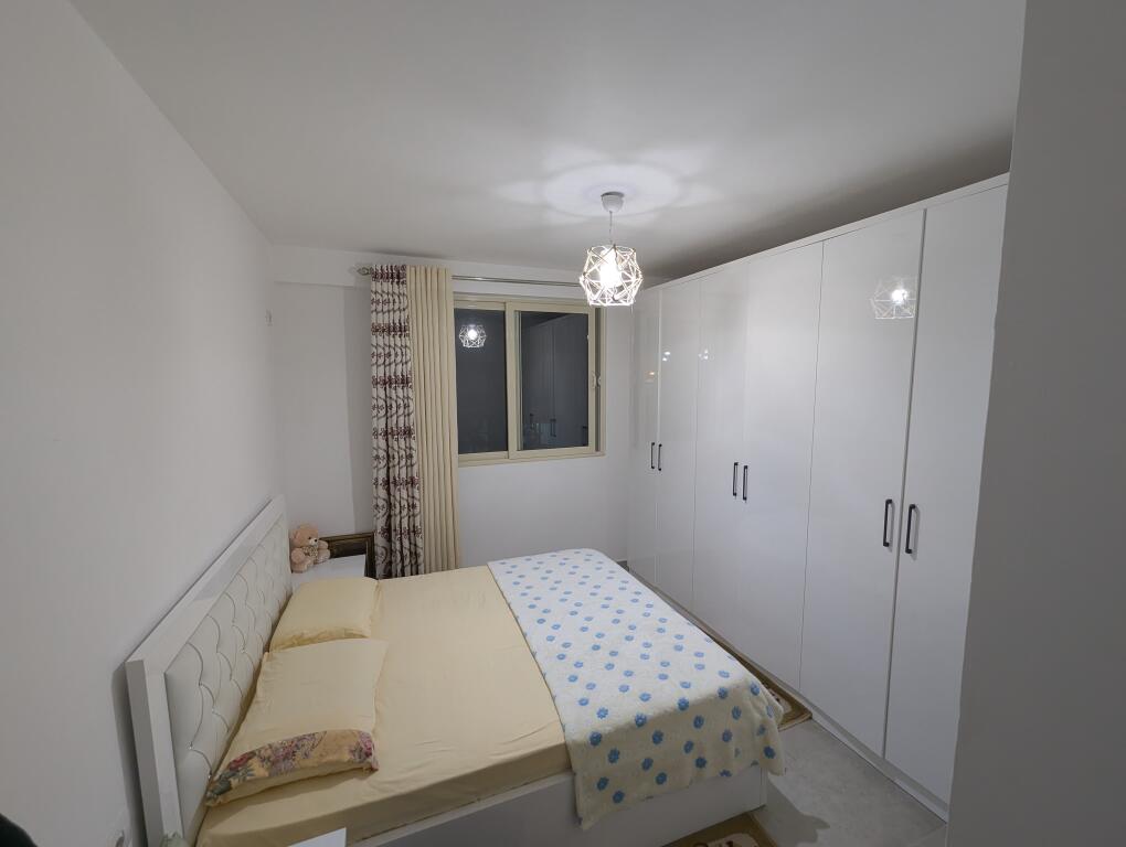 Jepet me qera apartament 1+1 në Shkozë