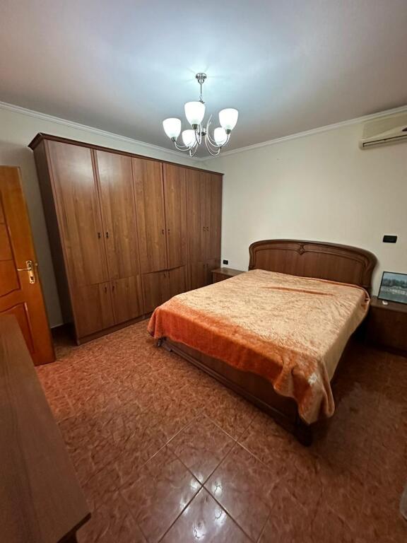Fabrika e Miellit Apartament 2+1+  2 poste parkimi. Jepet me qera kati i dyte i nje vile private me hyrje te dedikuar.