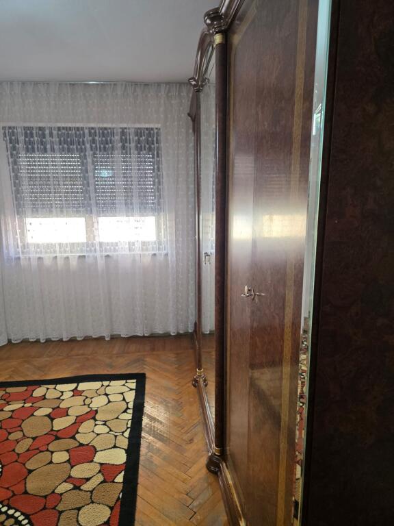 Rruga Siri Kodra,perballe Ambulances Nr.3 jepet me qera apartament ,pjeserisht i mobiluar. 600 Euro