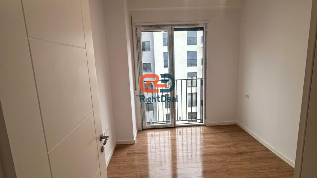 Ne Astir, Tek Kompleksi Jolla, Shitet Apartament 2+1 Me Post Parkimi!