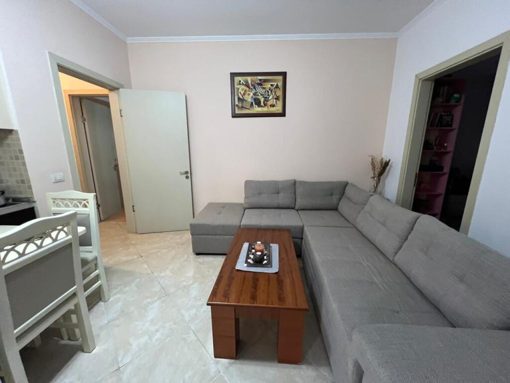 Shitet, Apartament 2+1, Rruga Jordan Misja pran Hipotekes, Tiranë.