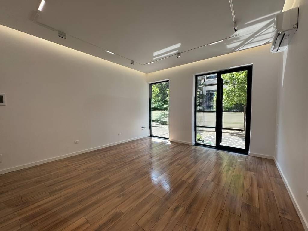 NEAR SQUARE 21, WE OFFER COMMERCIAL SPACE FOR RENT 800 € /Month