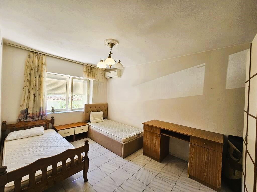 Shitet apartamnt 2+1 ne Rrugen Ali Visha , prane Ambasades Amerikane !