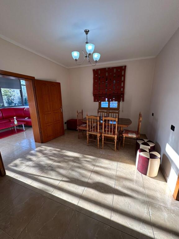 Fabrika e Miellit Apartament 2+1+  2 poste parkimi. Jepet me qera kati i dyte i nje vile private me hyrje te dedikuar.