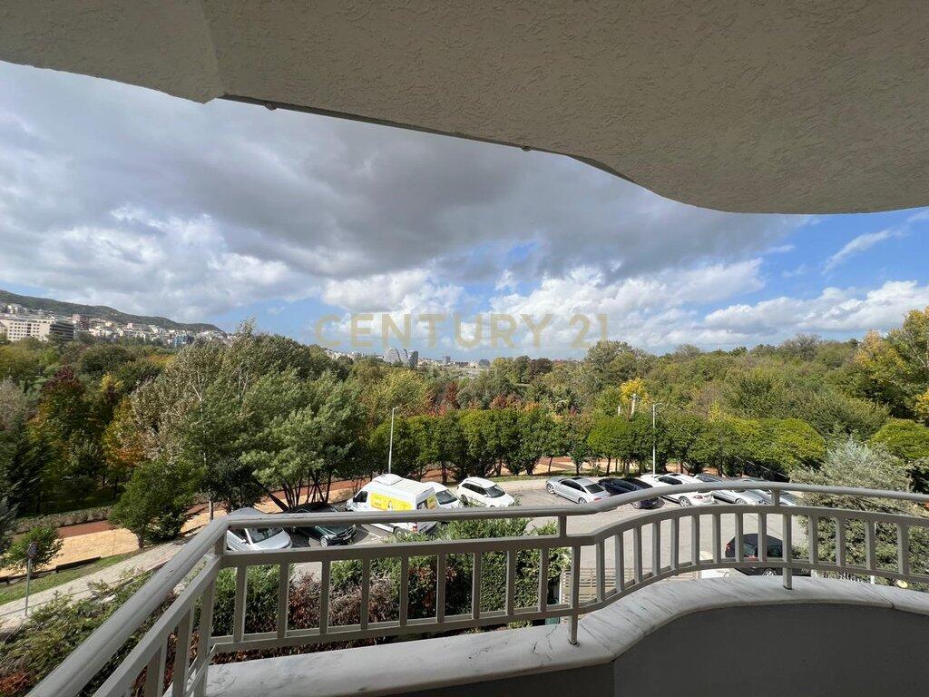 Jepet me qira kat vile 2+1+2 pranë Liqenit të Tiranës