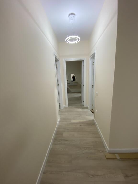 2+1,i mobiluar per here te pare,liqeni i thate,1300 euro me parkim