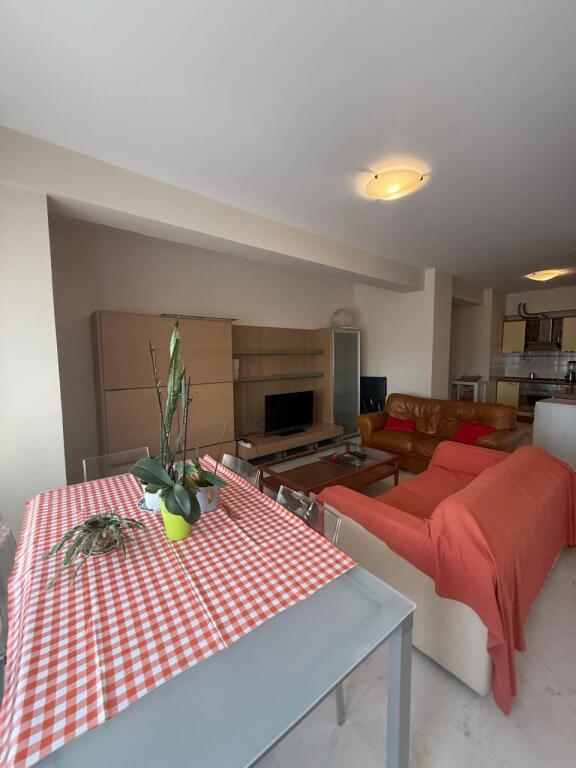 Jepet me qera apartament 2+1 tek Torre Drini!