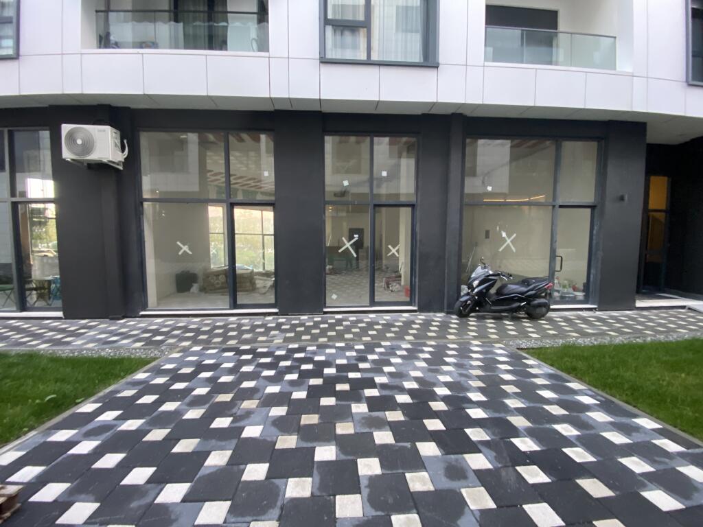 Dyqan buze rruge,liqeni i thate,cmimi 3500 euro,me 2poste parkimi